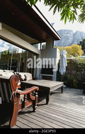 Blick auf schöne luxuriöse Terrasse und Garten von komfortablen modernen Haus Stockfoto