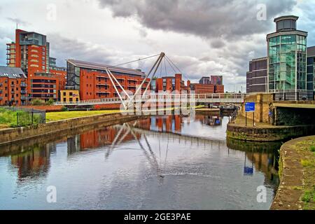 Großbritannien, West Yorkshire, Royal Armouries Museum am Leeds Dock mit Aire und Calder Navigation und Knights Way Bridge. Stockfoto