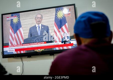 Rede von Premierminister Muhyiddin Yassin auf einem Fernsehbildschirm in Kuala Lumpur der malaysische Premierminister Muhyiddin Yassin kündigte seinen Rücktritt während einer offiziellen Pressekonferenz im Büro des Premierministers (PMO) in Putrajaya an. Stockfoto