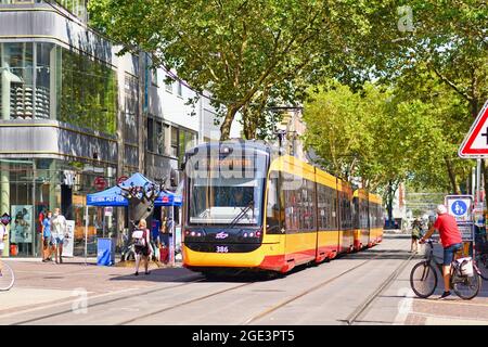 Karlsruhe, Deutschland - August 2021: Regionale Straßenbahn fährt an einem sonnigen Sommertag durch die Innenstadt Stockfoto