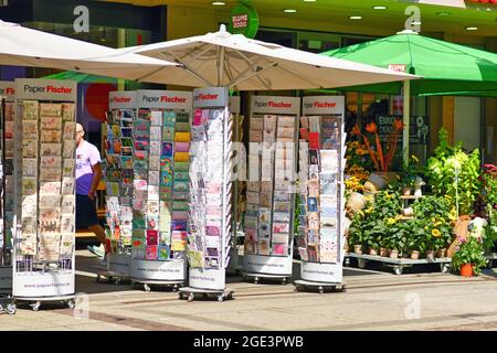 Karlsruhe, Deutschland - August 2021: Stand vor dem Schreibwarenladen Souvenirshop, der verschiedene Postkarten und Geburtstagskarten verkauft Stockfoto