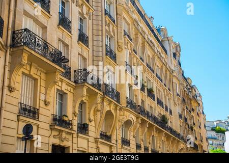 Typisches Pariser Gebäude Mit Balkonen Und Fenstern Stockfoto