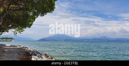 Sirmione Italien August 2021 Blick auf den Gardasee und die Berge bei schönem Wetter mit blauem Himmel Stockfoto