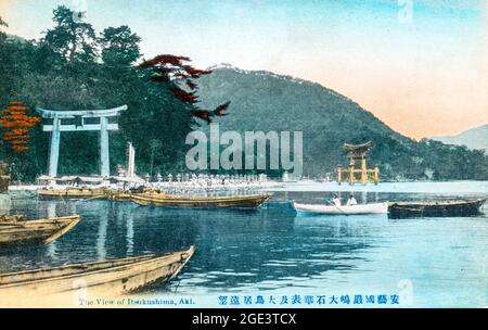 Alte Postkarte, japanisch um 1900 - 1910, handkoloriert. Blick auf das schwimmende Torii-Tor, Ruderboote und die Promenade am Itsukushima-Schrein in Miyajima. Stockfoto