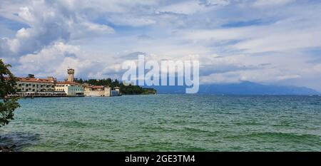 Sirmione Italien August 2021 Blick auf den Gardasee und die Berge bei schönem Wetter mit blauem Himmel Stockfoto