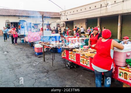 LEON, NICARAGUA - 25. APRIL 2016: Ansicht der Imbissstände in Leon Nicaragua Stockfoto