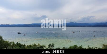 Sirmione Italien August 2021 Blick auf den Gardasee und die Berge bei schönem Wetter mit blauem Himmel Stockfoto