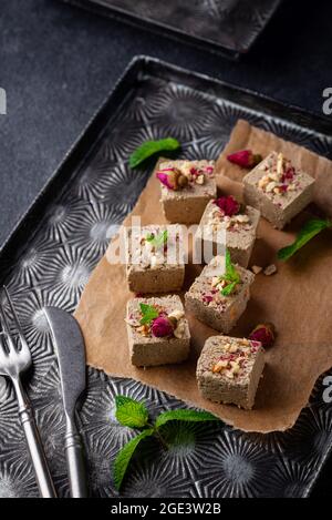 Halva mit Rosenblatt und Nüssen. Stockfoto