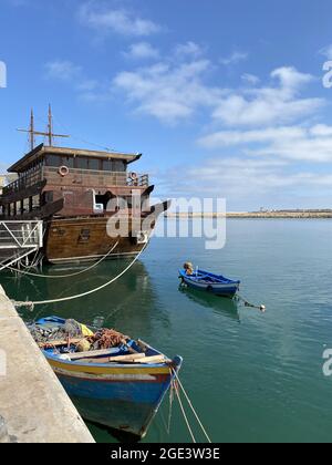 Touristisches Boot auf dem Tal von bou regreg in Rabat, Marokko Stockfoto