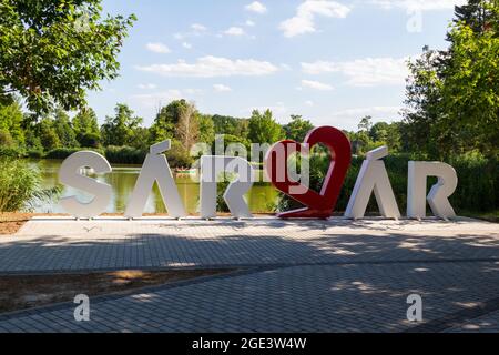 Das Wort „Sarvar“ in großen Buchstaben, das am Ufer von Csonakazo to (See zum Bootfahren), Sarvar, Ungarn, installiert wurde Stockfoto