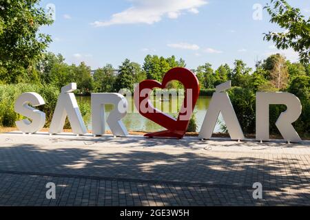 Das Wort „Sarvar“ in großen Buchstaben, das am Ufer von Csonakazo to (See zum Bootfahren), Sarvar, Ungarn, installiert wurde Stockfoto