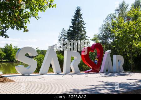 Das Wort „Sarvar“ in großen Buchstaben, das am Ufer von Csonakazo to (See zum Bootfahren), Sarvar, Ungarn, installiert wurde Stockfoto