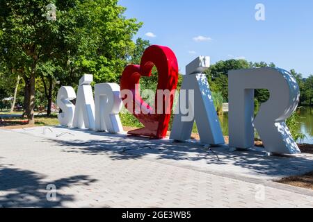 Das Wort „Sarvar“ in großen Buchstaben, das am Ufer von Csonakazo to (See zum Bootfahren), Sarvar, Ungarn, installiert wurde Stockfoto