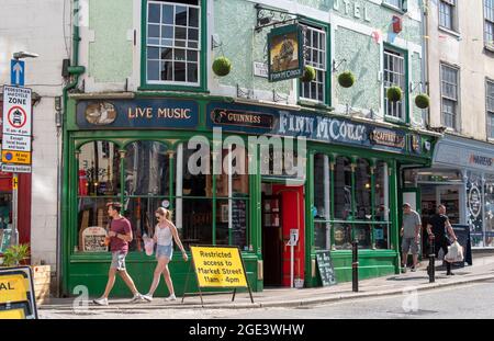 Falmouth; Cornwall; England; Großbritannien. 2021. Ein Pub im Stadtzentrum von Falmouth ein beliebter Küstenort im Süden von Cornwall. Finn M'Couls ist ein traditioneller Ire Stockfoto