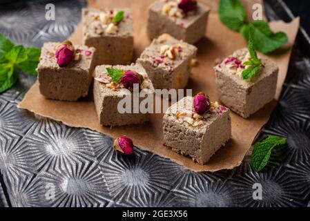 Halva mit Rosenblatt und Nüssen. Stockfoto