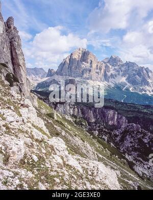 Diese Landschaft blickt auf den Berg Tofana di Rozes und die nicht zu versäumenden Satellitengipfel der Cinque Torri, die 5 Finger, in der Tofana-Region der italienischen Dolomiten, nicht weit vom Ferienort Cortina d'Ampezzo entfernt Stockfoto
