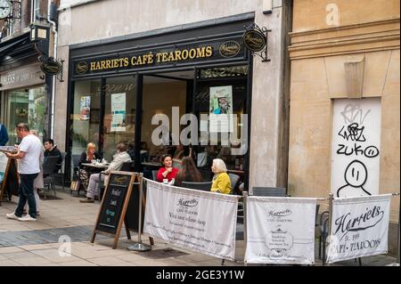 HARRIETs Cafe Tearooms in der london Street Norwich mit Leuten, die draußen sitzen und essen und trinken