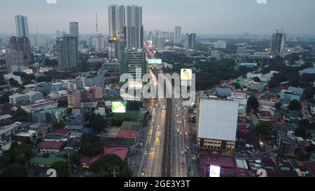 Quezon City, Philippinen. August 2021. Drohnenbild von EDSA, Quezon City während der Enhanced Community Quarantine in NCR, wo öffentliche Verkehrsmittel auf den Straßen erlaubt waren, um wichtige Arbeitskräfte zu versorgen. (Foto von Sherbien Dacalanio/Pacifric Press) Quelle: Pacific Press Media Production Corp./Alamy Live News Stockfoto
