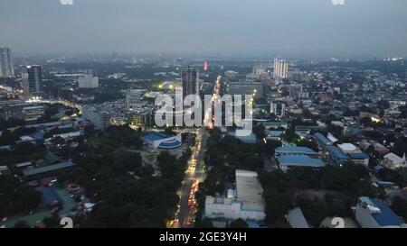 Quezon City, Philippinen. August 2021. Drohnenbild von EDSA, Quezon City während der Enhanced Community Quarantine in NCR, wo öffentliche Verkehrsmittel auf den Straßen erlaubt waren, um wichtige Arbeitskräfte zu versorgen. (Foto von Sherbien Dacalanio/Pacifric Press) Quelle: Pacific Press Media Production Corp./Alamy Live News Stockfoto