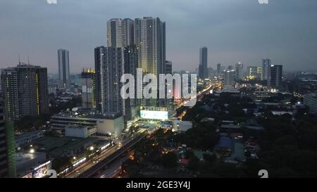 Quezon City, Philippinen. August 2021. Drohnenbild von EDSA, Quezon City während der Enhanced Community Quarantine in NCR, wo öffentliche Verkehrsmittel auf den Straßen erlaubt waren, um wichtige Arbeitskräfte zu versorgen. (Foto von Sherbien Dacalanio/Pacifric Press) Quelle: Pacific Press Media Production Corp./Alamy Live News Stockfoto