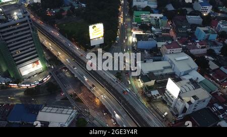 Quezon City, Philippinen. August 2021. Drohnenbild von EDSA, Quezon City während der Enhanced Community Quarantine in NCR, wo öffentliche Verkehrsmittel auf den Straßen erlaubt waren, um wichtige Arbeitskräfte zu versorgen. (Foto von Sherbien Dacalanio/Pacifric Press) Quelle: Pacific Press Media Production Corp./Alamy Live News Stockfoto