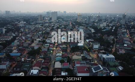 Quezon City, Philippinen. August 2021. Drohnenbild von EDSA, Quezon City während der Enhanced Community Quarantine in NCR, wo öffentliche Verkehrsmittel auf den Straßen erlaubt waren, um wichtige Arbeitskräfte zu versorgen. (Foto von Sherbien Dacalanio/Pacifric Press) Quelle: Pacific Press Media Production Corp./Alamy Live News Stockfoto