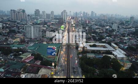 Quezon City, Philippinen. August 2021. Drohnenbild von EDSA, Quezon City während der Enhanced Community Quarantine in NCR, wo öffentliche Verkehrsmittel auf den Straßen erlaubt waren, um wichtige Arbeitskräfte zu versorgen. (Foto von Sherbien Dacalanio/Pacifric Press) Quelle: Pacific Press Media Production Corp./Alamy Live News Stockfoto