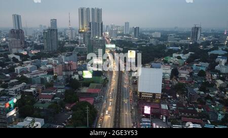 Quezon City, Philippinen. August 2021. Drohnenbild von EDSA, Quezon City während der Enhanced Community Quarantine in NCR, wo öffentliche Verkehrsmittel auf den Straßen erlaubt waren, um wichtige Arbeitskräfte zu versorgen. (Foto von Sherbien Dacalanio/Pacifric Press) Quelle: Pacific Press Media Production Corp./Alamy Live News Stockfoto