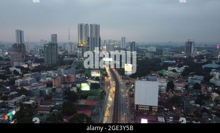 Quezon City, Philippinen. August 2021. Drohnenbild von EDSA, Quezon City während der Enhanced Community Quarantine in NCR, wo öffentliche Verkehrsmittel auf den Straßen erlaubt waren, um wichtige Arbeitskräfte zu versorgen. (Foto von Sherbien Dacalanio/Pacifric Press) Quelle: Pacific Press Media Production Corp./Alamy Live News Stockfoto