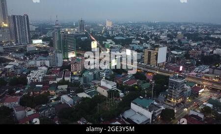Quezon City, Philippinen. August 2021. Drohnenbild von EDSA, Quezon City während der Enhanced Community Quarantine in NCR, wo öffentliche Verkehrsmittel auf den Straßen erlaubt waren, um wichtige Arbeitskräfte zu versorgen. (Foto von Sherbien Dacalanio/Pacifric Press) Quelle: Pacific Press Media Production Corp./Alamy Live News Stockfoto