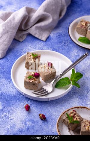 Halva mit Rosenblatt und Nüssen. Stockfoto