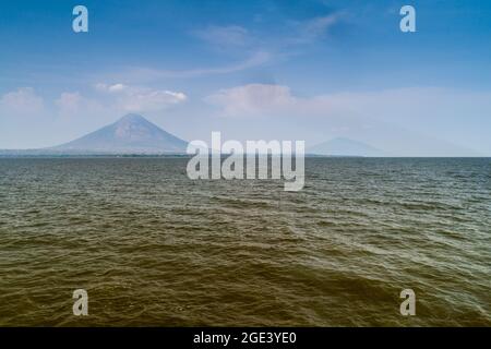 Ometepe Insel in Nicaragua See. Vulkane Concepcion links und Maderas rechts. Stockfoto