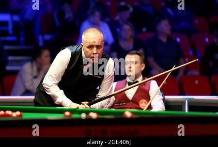 Leicester, Großbritannien. 16. August 2021; Morningside Arena, Leicester, England; British Open Snooker Championship; John Higgins in seinem Spiel mit Alexander Ursenbacher Credit: Action Plus Sports Images/Alamy Live News Stockfoto