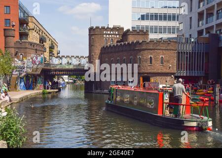 Ein Lastkahn schwimmt am Piratenschloss am Regent's Canal in Camden vorbei. London, Großbritannien 3. Juni 2021. Stockfoto