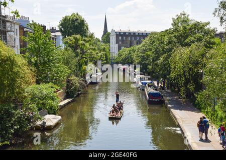 Regent's Canal in Primrose Hill an einem sonnigen Tag. London, Großbritannien. Juni 2021. Stockfoto