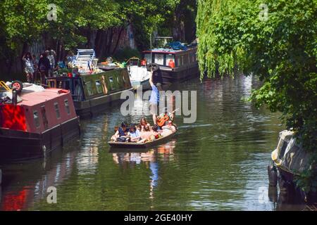 Regent's Canal in Primrose Hill an einem sonnigen Tag. London, Großbritannien. Juni 2021. Stockfoto