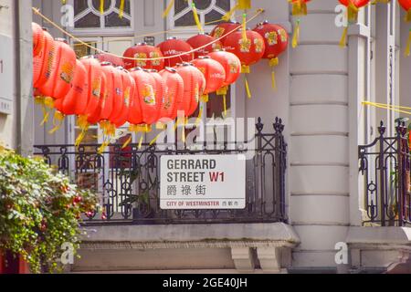 Gerrard Street Schild und rote Laternen Detail, Chinatown. London, Großbritannien 15. August 2021. Stockfoto