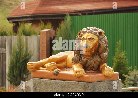 Gartenfiguren. Ein Löwe. Figur in Form von Tieren Stockfoto