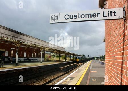 taunton Station Kunde Lift Schild Bahnhof mit abfahrenden Zug england uk Stockfoto