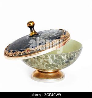 Teure Vase mit Deckel auf weißem Hintergrund. Luxuriöse Einrichtung Stockfoto