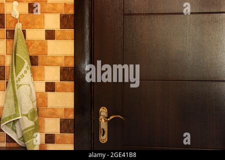 Handtuch hängt in der Küche. Holztüren Stockfoto