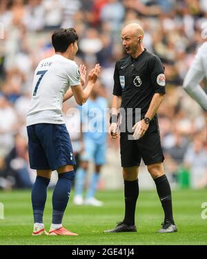 Tottenham Hotspur Stadium, London, Großbritannien. August 2021. Son Heung Min bittet Schiedsrichter Anthony Taylor, während des Spiels der Premier League im Tottenham Hotspur Stadium, London, eine Ecke A zu geben. Stockfoto
