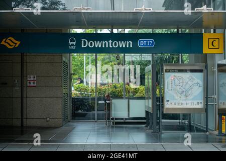SINGAPUR, SINGAPUR - 12. Aug 2021: Downtown mrt Station Schild und Eingang, Singapur. Horizontale Aufnahme Stockfoto