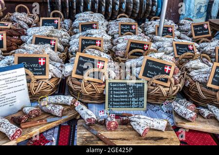 Typische Produkte zum Verkauf an den Ständen auf dem traditionellen Markt von Annecy. Annecy, Département Savoie, Region Auvergne-Rhône-Alpes, Frankreich, Europa Stockfoto