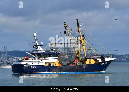 An einem milden frühen Morgen bei Flut wird ein Fischtrawler gesehen, der den Hafen von Brixham verlässt. Bildnachweis Robert Timoney/AlamyStockPhoto Stockfoto