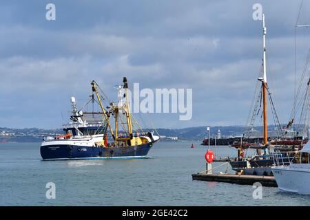 An einem milden frühen Morgen bei Flut wird ein Fischtrawler gesehen, der den Hafen von Brixham verlässt. Bildnachweis Robert Timoney/AlamyStockPhoto Stockfoto