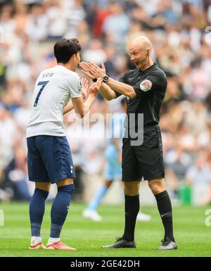 Tottenham Hotspur Stadium, London, Großbritannien. August 2021. Son Heung Min bittet Schiedsrichter Anthony Taylor, während des Spiels der Premier League im Tottenham Hotspur Stadium, London, eine Ecke A zu geben. Stockfoto