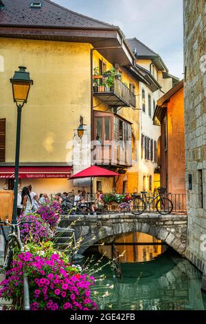 Die Ile-Brücke verbindet die beiden Ufer des Flusses Thiou mit Annecy. Die bunten Häuser spiegeln sich in ihren Gewässern wider. Annecy, Département Savoie., Frankreich Stockfoto