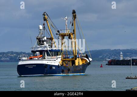 An einem milden frühen Morgen bei Flut wird ein Fischtrawler gesehen, der den Hafen von Brixham verlässt. Bildnachweis Robert Timoney/AlamyStockPhoto Stockfoto