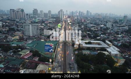 Quezon City, Philippinen. August 2021. Drohnenbild von EDSA in Quezon City, Philippinen, am 16. August 2021. Während der erweiterten Quarantäne der Gemeinschaft in der NCR ist der öffentliche Verkehr auf der Straße erlaubt, um wichtige Arbeitskräfte zu versorgen. (Foto von Sherbien Dacalanio/Pacifric Press/Sipa USA) Quelle: SIPA USA/Alamy Live News Stockfoto